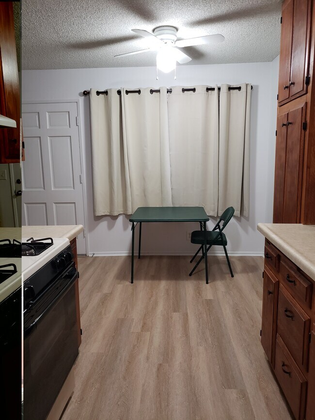 Foto del edificio - 150 E Lakeshore Dr