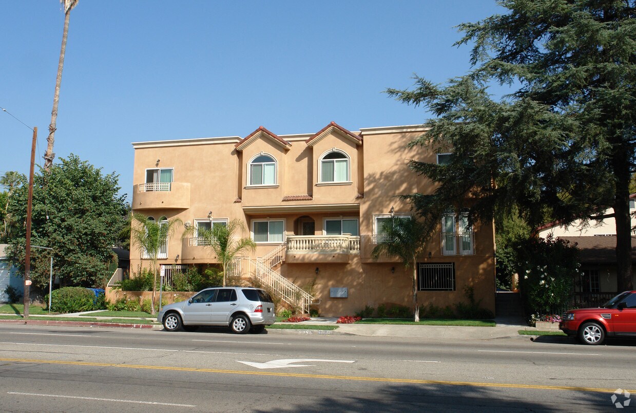 Primary Photo - 5750 Woodman Ave