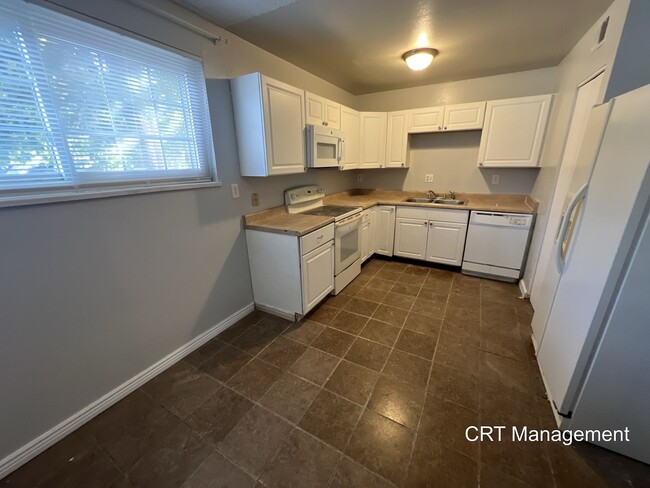 Building Photo - 3 Bedroom 2 Bathroom Condo Near Leetsdale ...