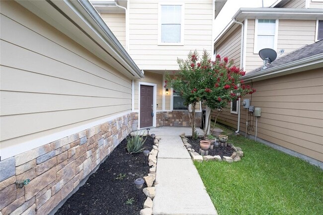 Building Photo - 6442 Wilshire Lakes