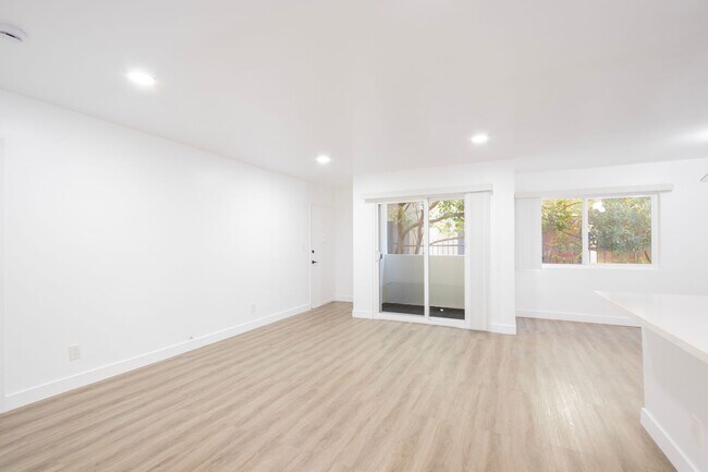 Foto del edificio - Newly Remodeled Ground Floor 1 Bed / 1 Bath Apartment in Prime West Hollywood