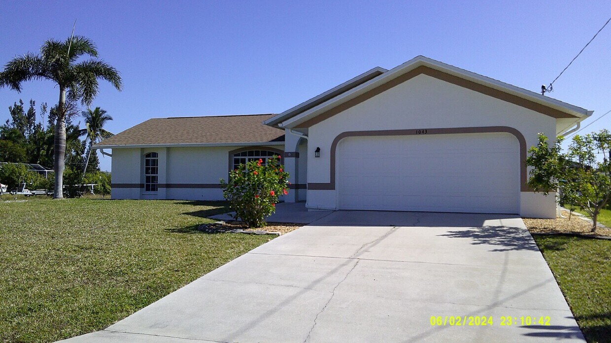 Primary Photo - Saltwater Canal Waterfront 3/2/2 off Old B...