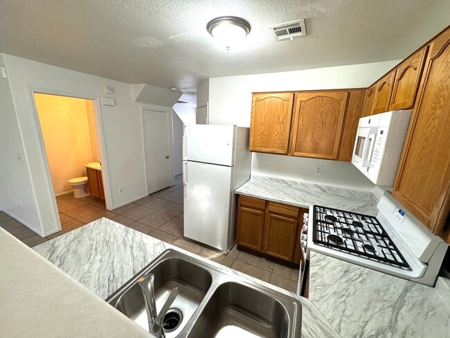 Building Photo - Townhome featuring stylish layout in gated...