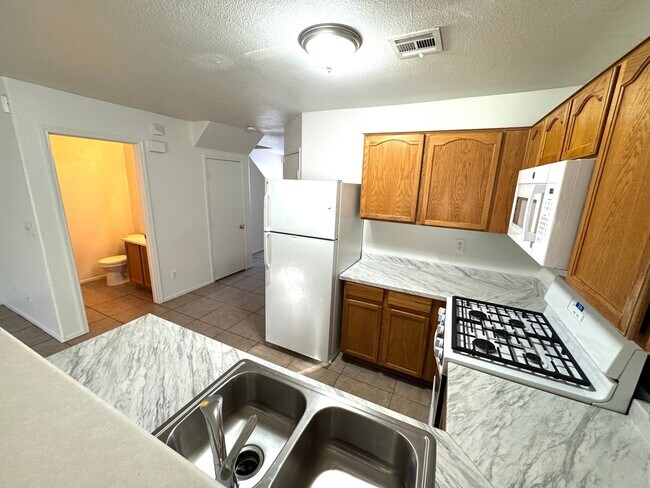 Foto del edificio - Townhome featuring stylish layout in gated...