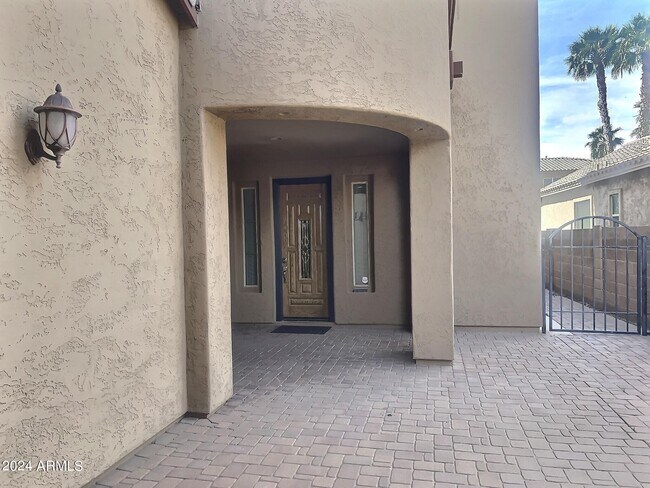 Building Photo - 2613 E Lantana Dr