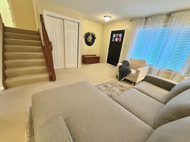 Building Photo - 425 Spivak Drive