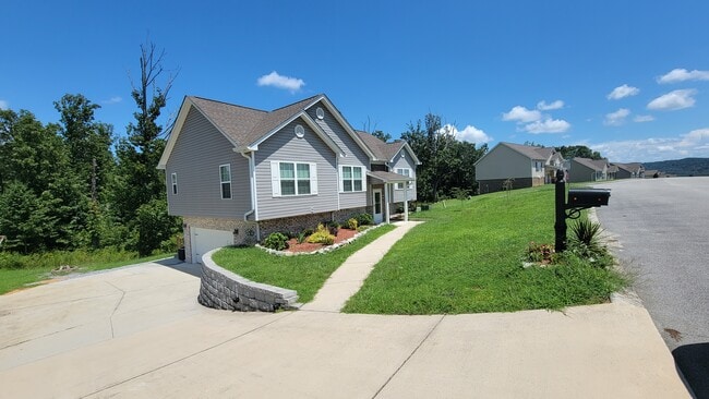 Front- Garage - 9644 Falcon Crest Dr