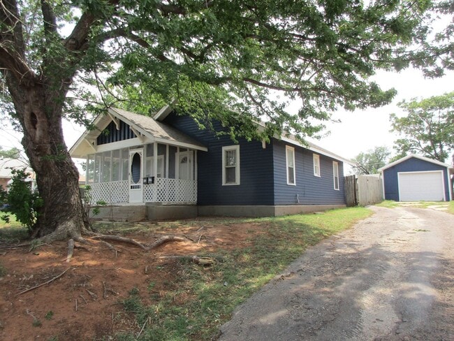 Building Photo - Cute Bungalow with a screened in front porch
