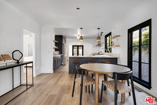 Foto del edificio - 8822 Rosewood Ave