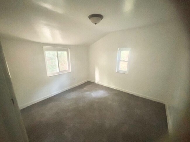 Building Photo - 2 bed/1 bath townhome 15221