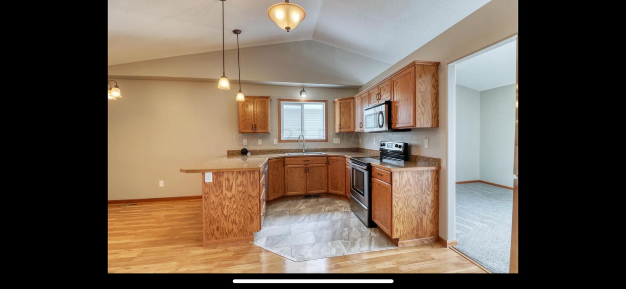 Primary Photo - 707 14th Ave E