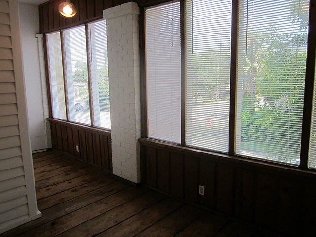 Building Photo - 19 Hyde Park Blvd