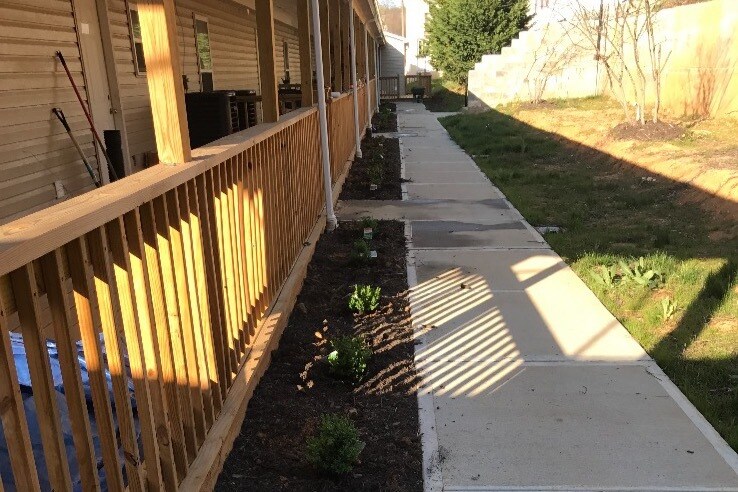 Front - 821 Colonial Rd SW