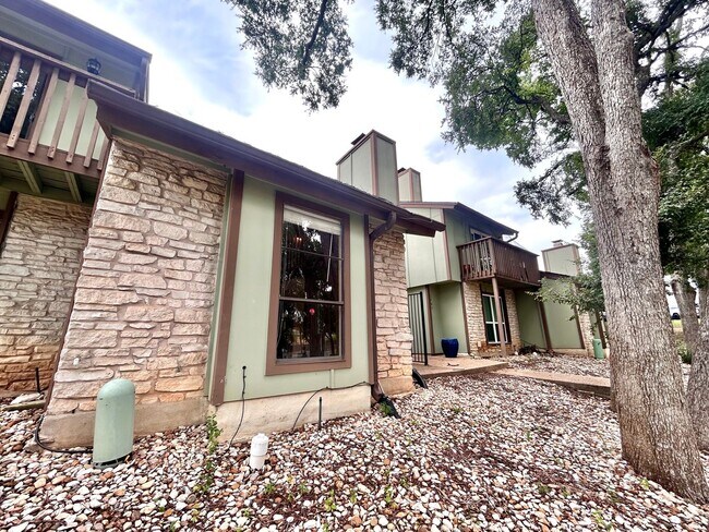 Foto del edificio - Beautiful 3BR/2BA Two-Level Home with Tall...