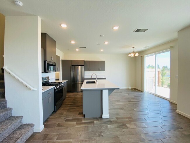 Foto del edificio - $2,395 Alluvial & Fowler, 3 Bedroom Home -...