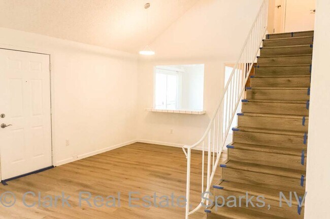 Foto del edificio - Check out this cozy townhouse in the heart...