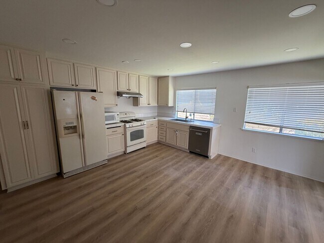 Foto del edificio - Rare 4 Bedroom Home with Spacious Layout in Prime La Puente Neighborhood