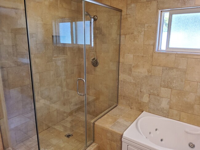 Master bath - 740 E Highland Dr