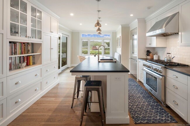 Building Photo - 25 Channel Ave