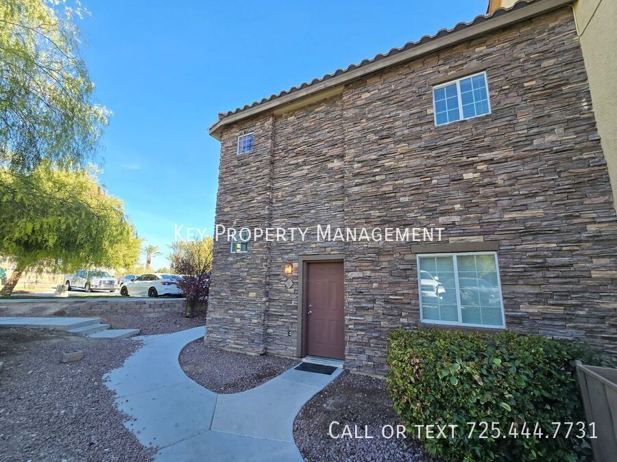 Foto principal - OPEN AND INVITING 3/BED 3/BATH TOWNHOME IN...