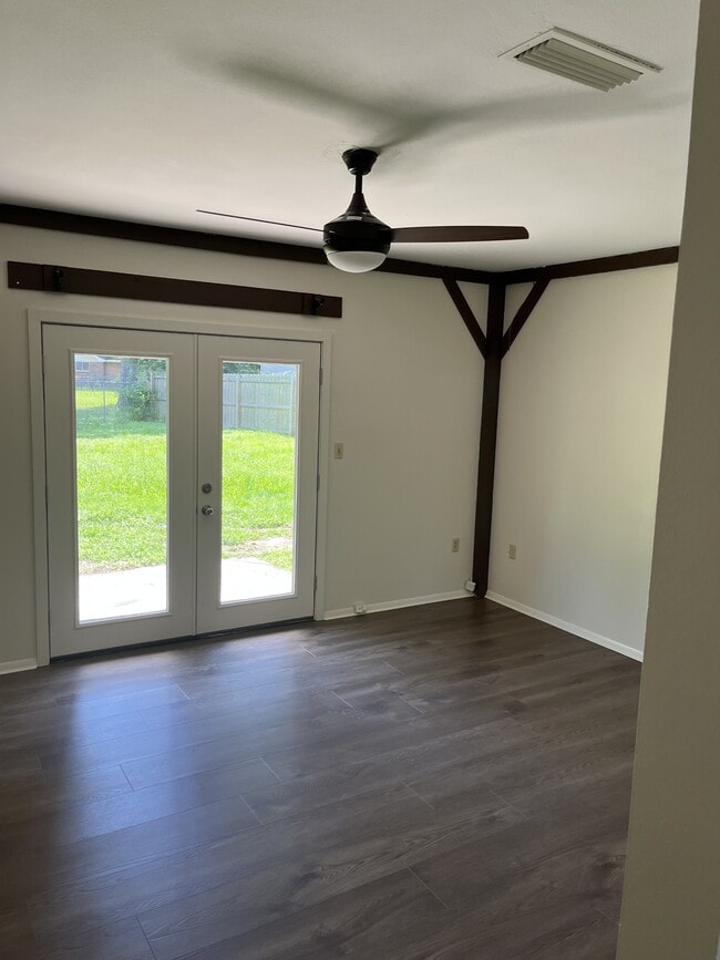 Building Photo - 1322 Hillcrest Dr
