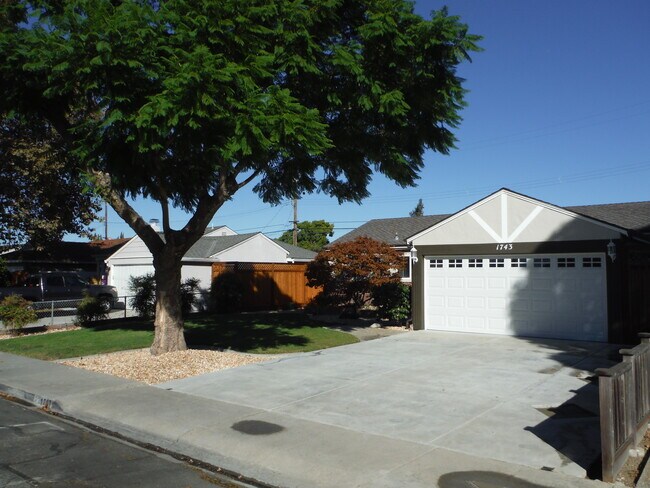 Building Photo - 1743 Laine Ave
