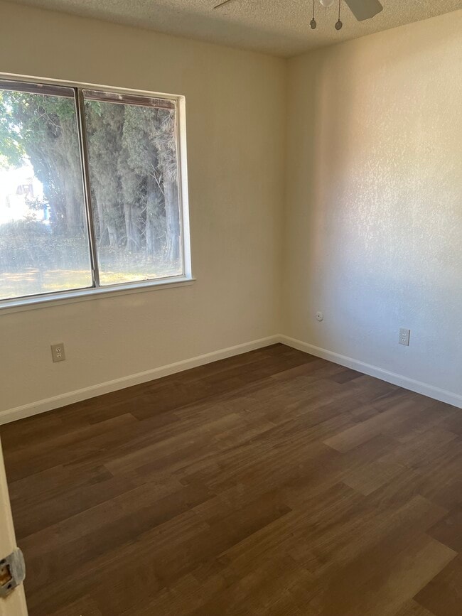 Building Photo - 217 Eula Dr
