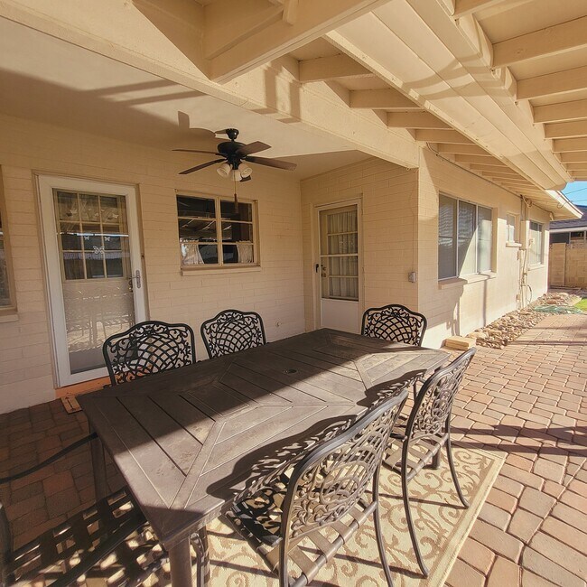 Foto del edificio - 8229 E Cambridge Ave