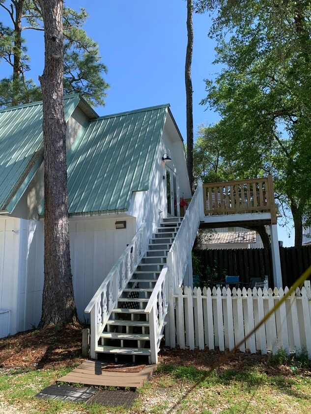 Deck at Entrance - 4633 S Wilson Blvd