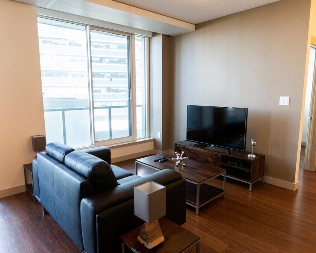 Photo principale - 10823 Jasper Ave