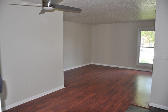 Foto del edificio - 713 Gordon Smith Blvd