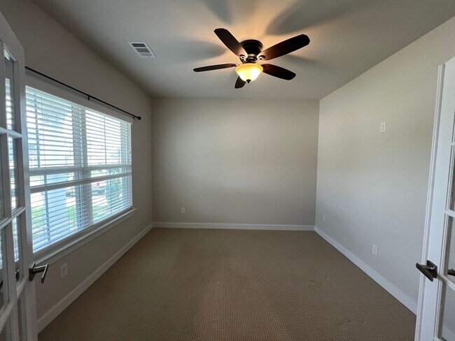 Building Photo - Gorgeous 3 BR, 2.5 Bath + Bonus, Study & F...