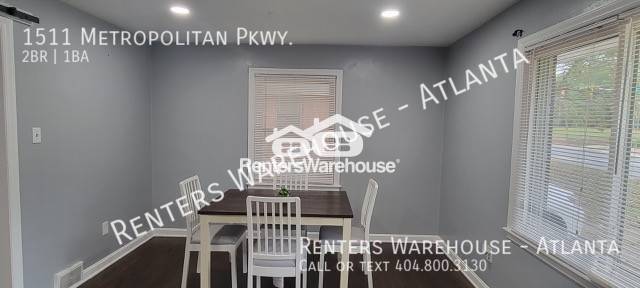 Building Photo - Updated 2 Bedroom 1 Bath with Hardwood Flo...