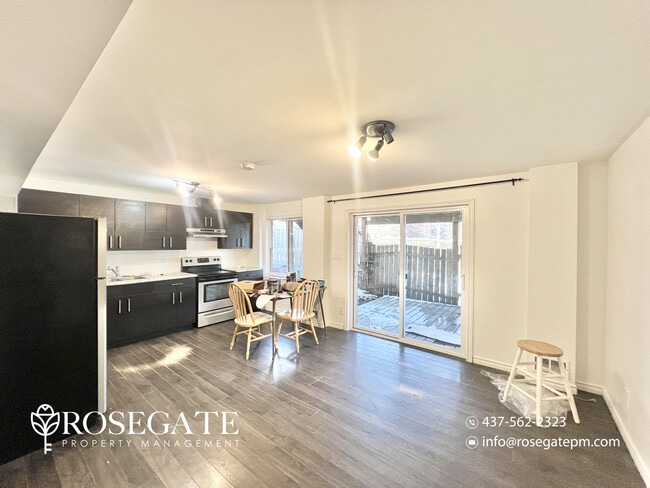 Photo du bâtiment - Bright 2-Bedroom Basement Apartment with Front Porch & 2 Parking Spots in Guelph