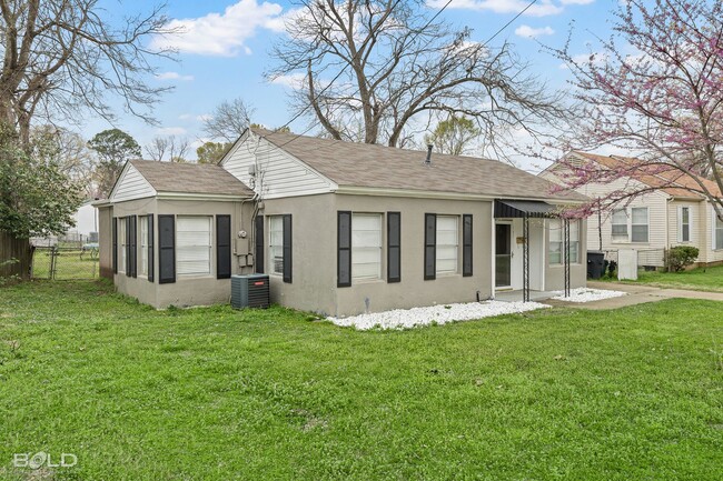 Building Photo - Cute 3 Bedroom 2 Bath