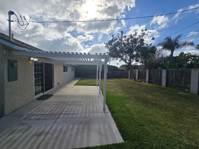 Foto del edificio - Beautiful 3 Bedroom 2 Bathroom Home In a P...