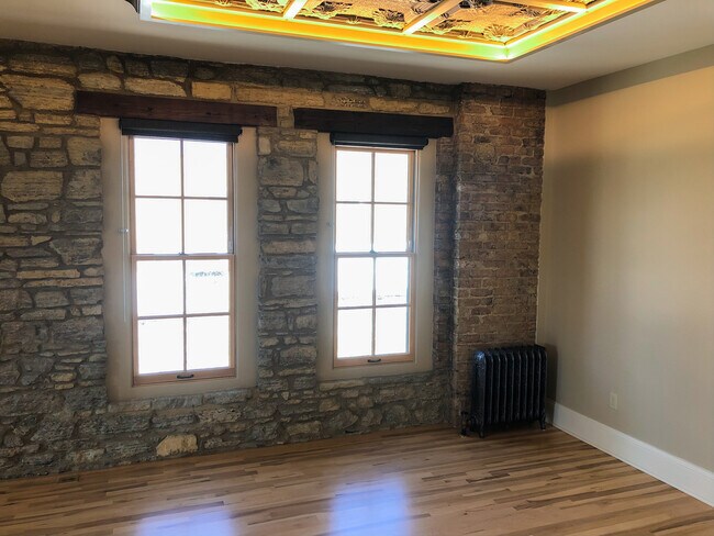 Building Photo - 129 S Batavia Ave