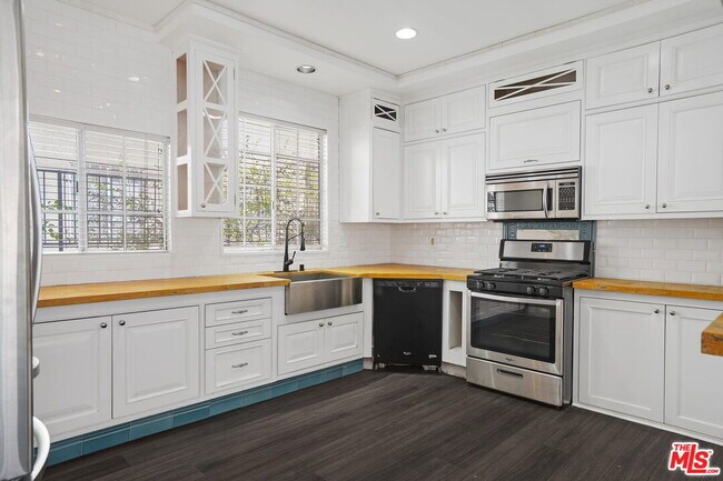 Foto del edificio - 850 N Poinsettia Pl