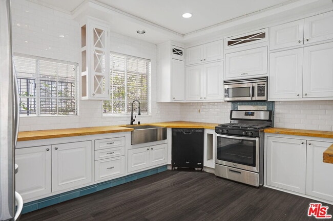 Building Photo - 850 N Poinsettia Pl