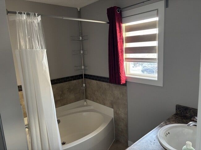 Photo du bâtiment - 153-151 51 Street Southwest