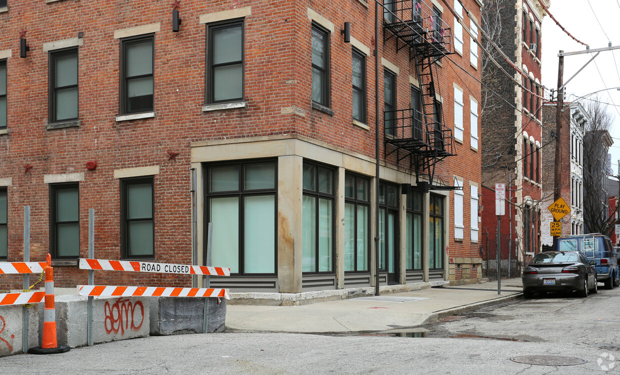 Building Photo - 13 W 15th St