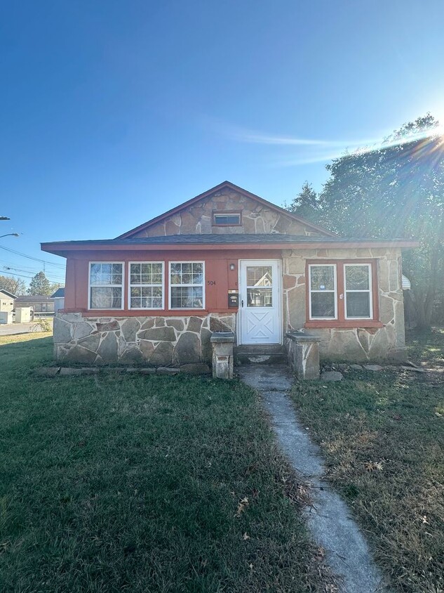 Primary Photo - Cozy Rock Home with Inviting Sunroom and C...