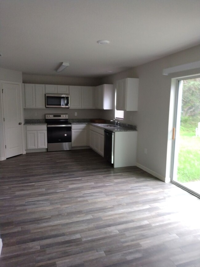 Building Photo - 4 bedroom 3 bath 2 CAR  HOME in Royal High...