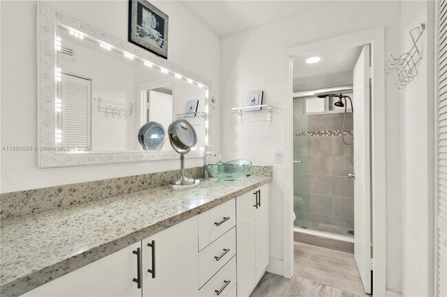 Foto del edificio - 7850 Byron Ave
