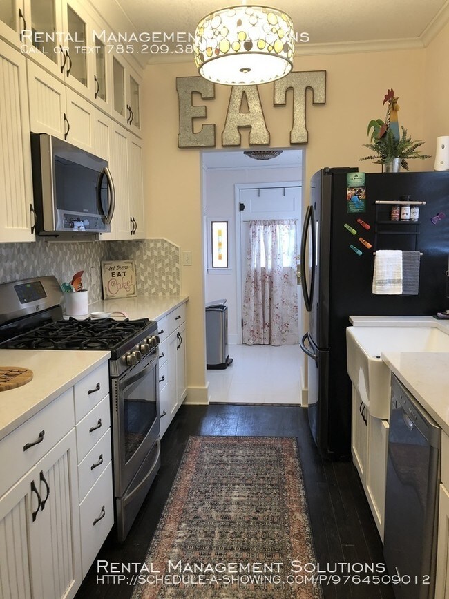 Building Photo - *SHORT TERM RENTAL* 116 SW The Drive