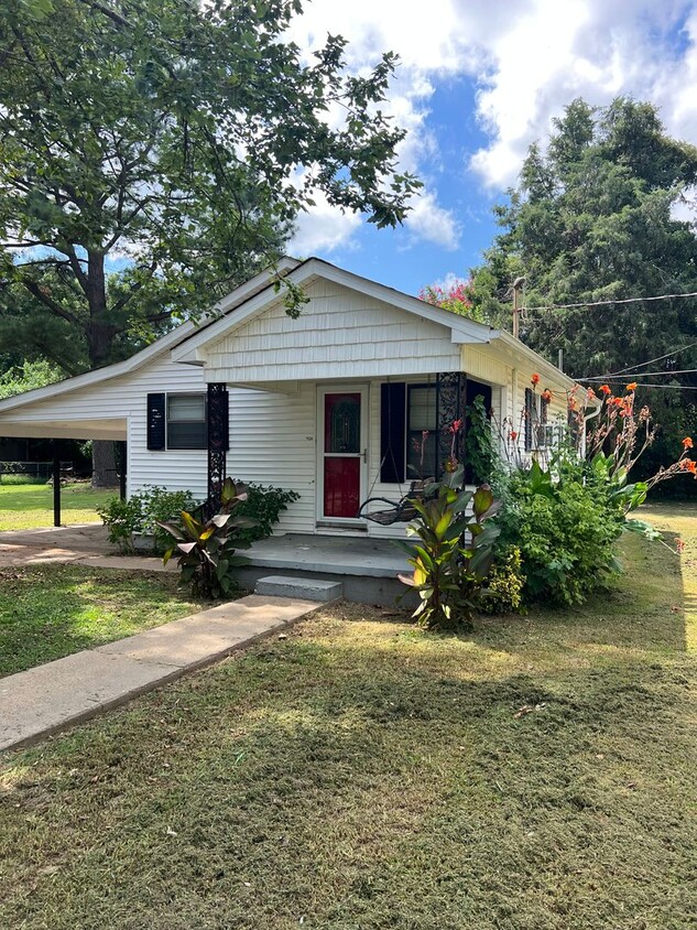 Primary Photo - 1 Bed 1 Bathroom House in Bay