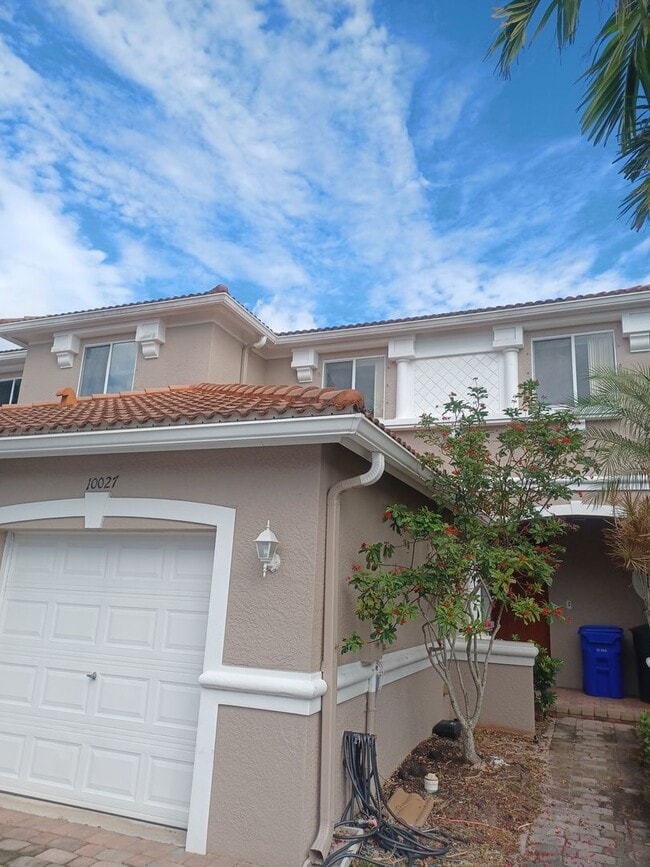 Building Photo - 3/2.5 Townhouse in a Family Friendly Community with Amenities Galore