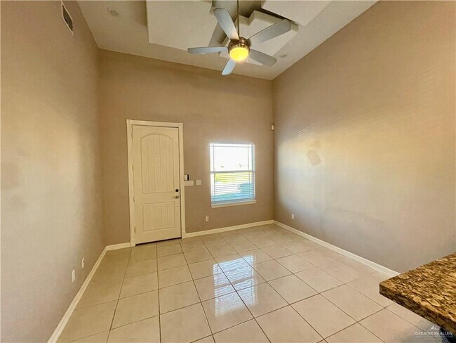 Foto del edificio - 17 Regal Dr