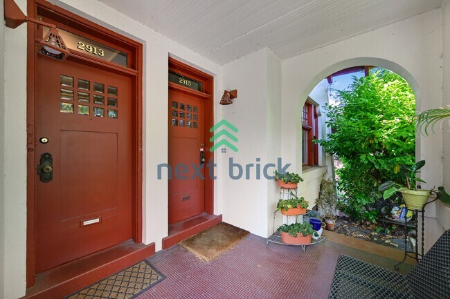 Foto del edificio - Rare Find-Heritage Historic Lake View Luxury Condo opportunity!