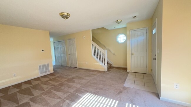 Foto del edificio - Spacious 3-Bedroom End Unit in Liberty Squ...